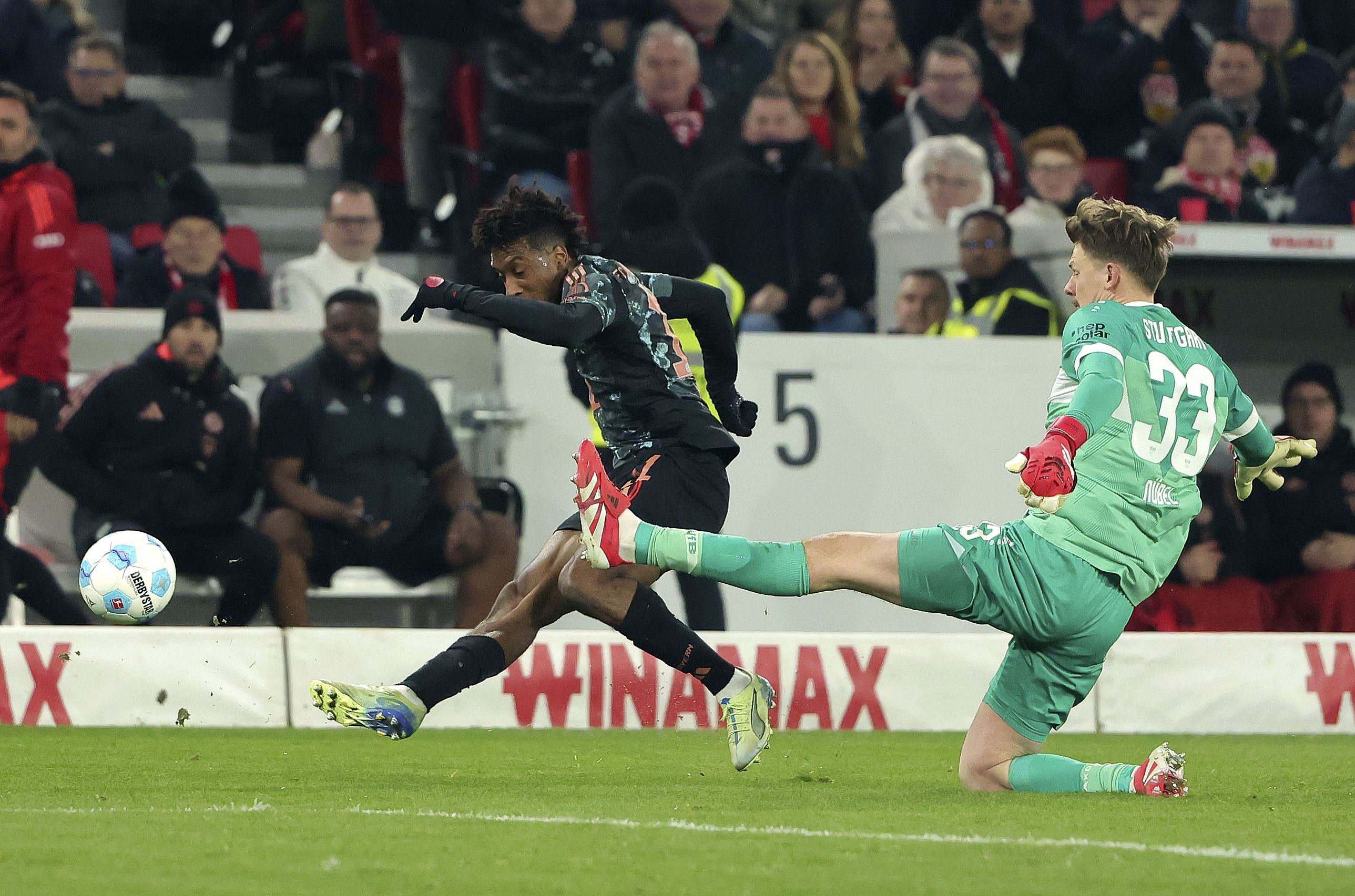 九游娱乐- 转会期体能课后，斯图加特远射贴柱备战欧冠，压力陡增，年轻球员获得机会