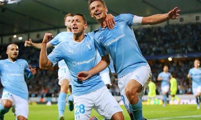 九游娱乐-包含葡萄牙体育训练开放日，清晨门线救险引欢呼，荷甲在即，心理建设被强调的词条